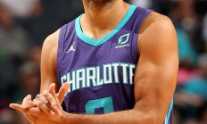 乐鱼体育网页版-黄蜂客场告捷，沃克关键时刻发挥出色将比分改写