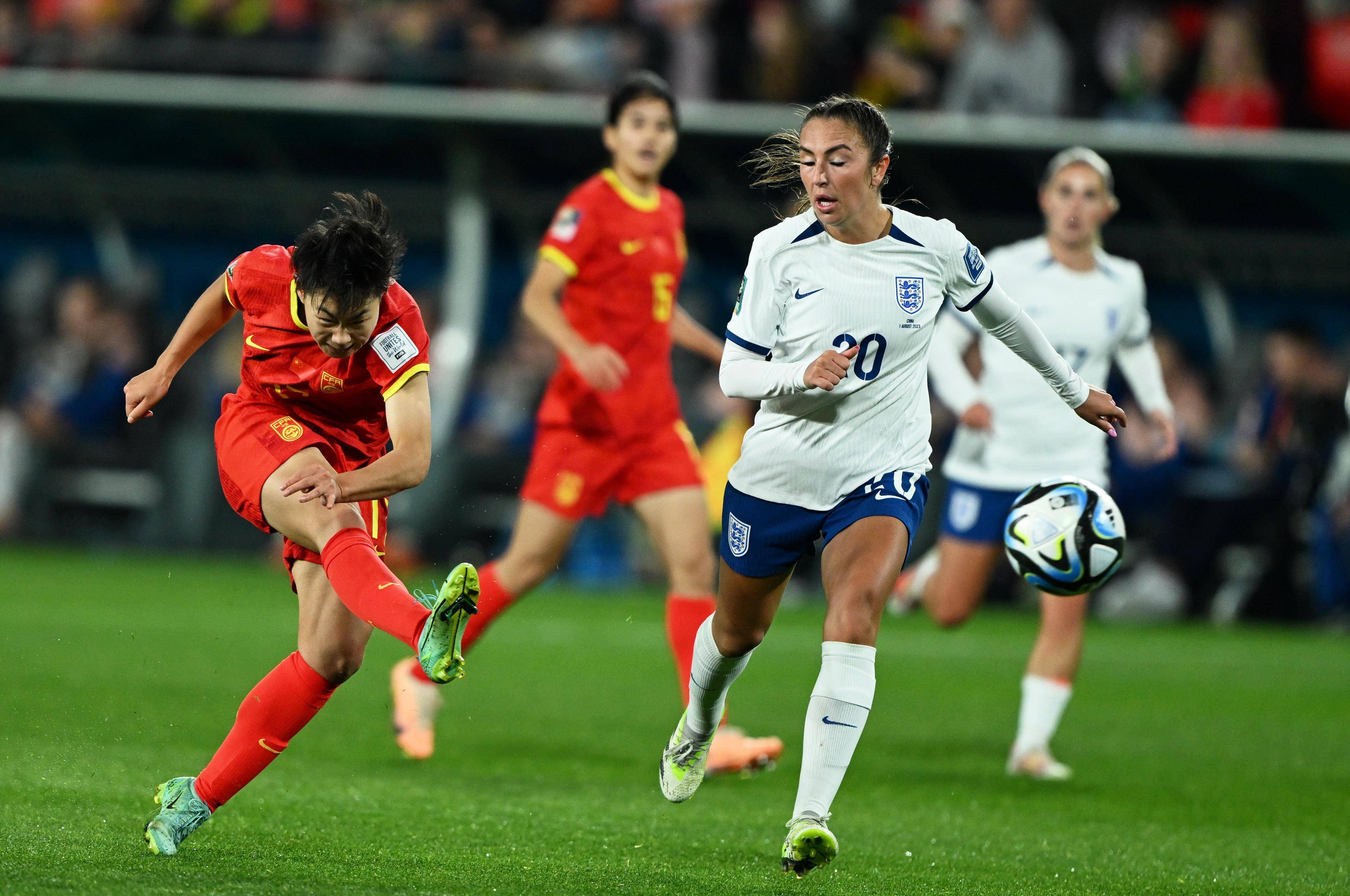 国际足球赛场上,女运动员们表现出色,令人瞩目 国际足球赛场上,女运动员们表现出色,令人瞩目