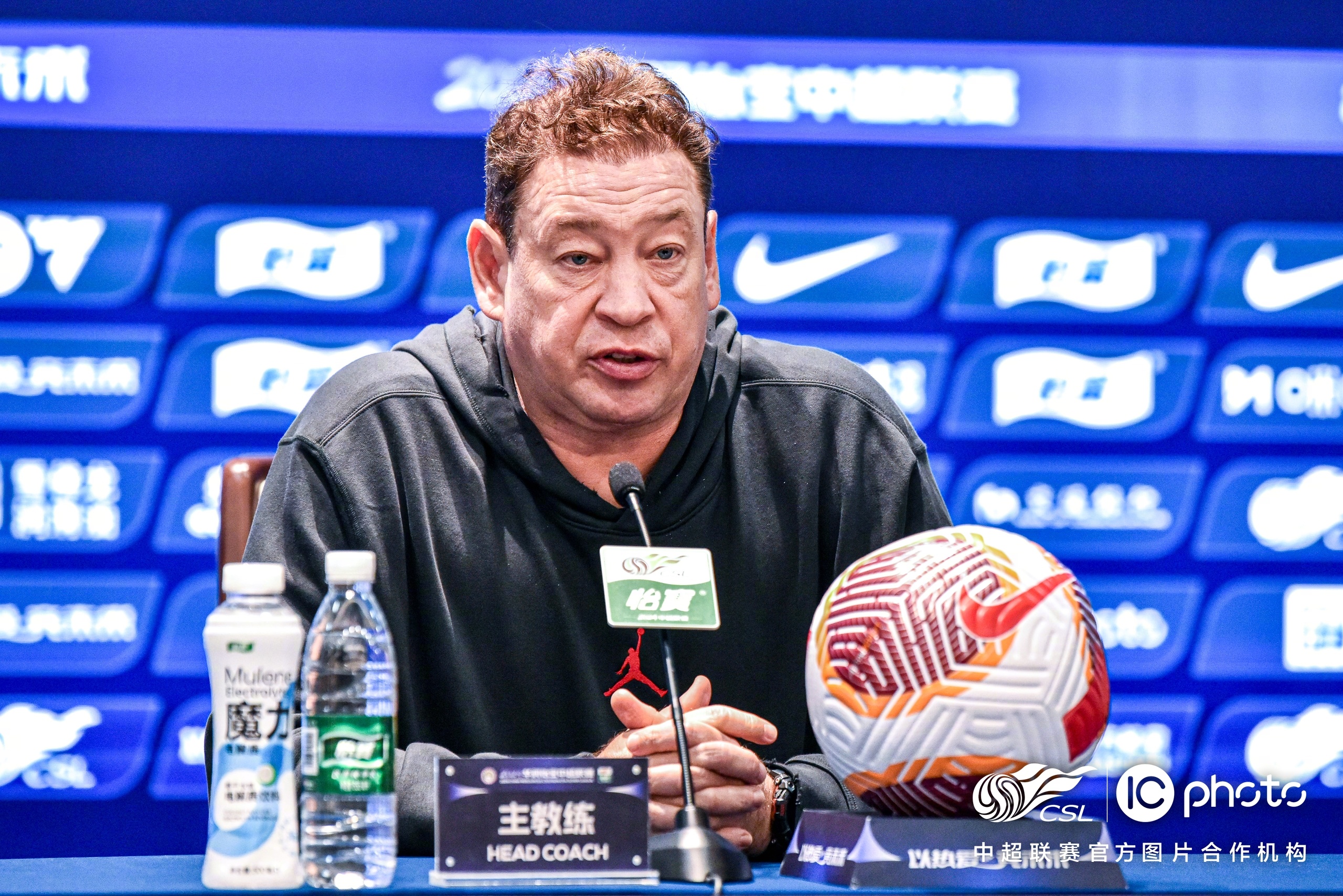 顶尖球队在联赛角逐中展现实力，拼搏无止境