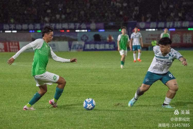 足球比赛中球员技艺展现引发惊叹 足球比赛中球员技艺展现引发惊叹