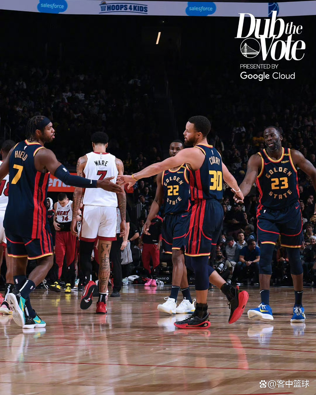 包含队内矛盾导致球队表现下滑，教练面临考验的词条