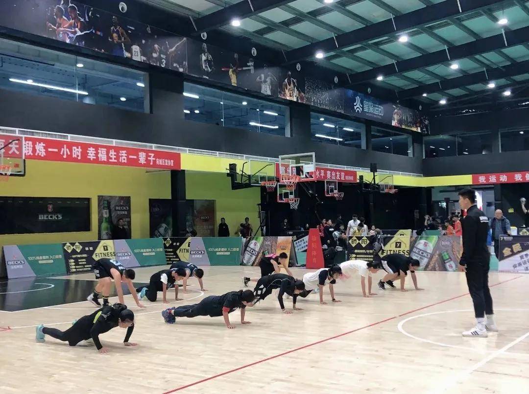 篮球培训营吸引年轻球员参加