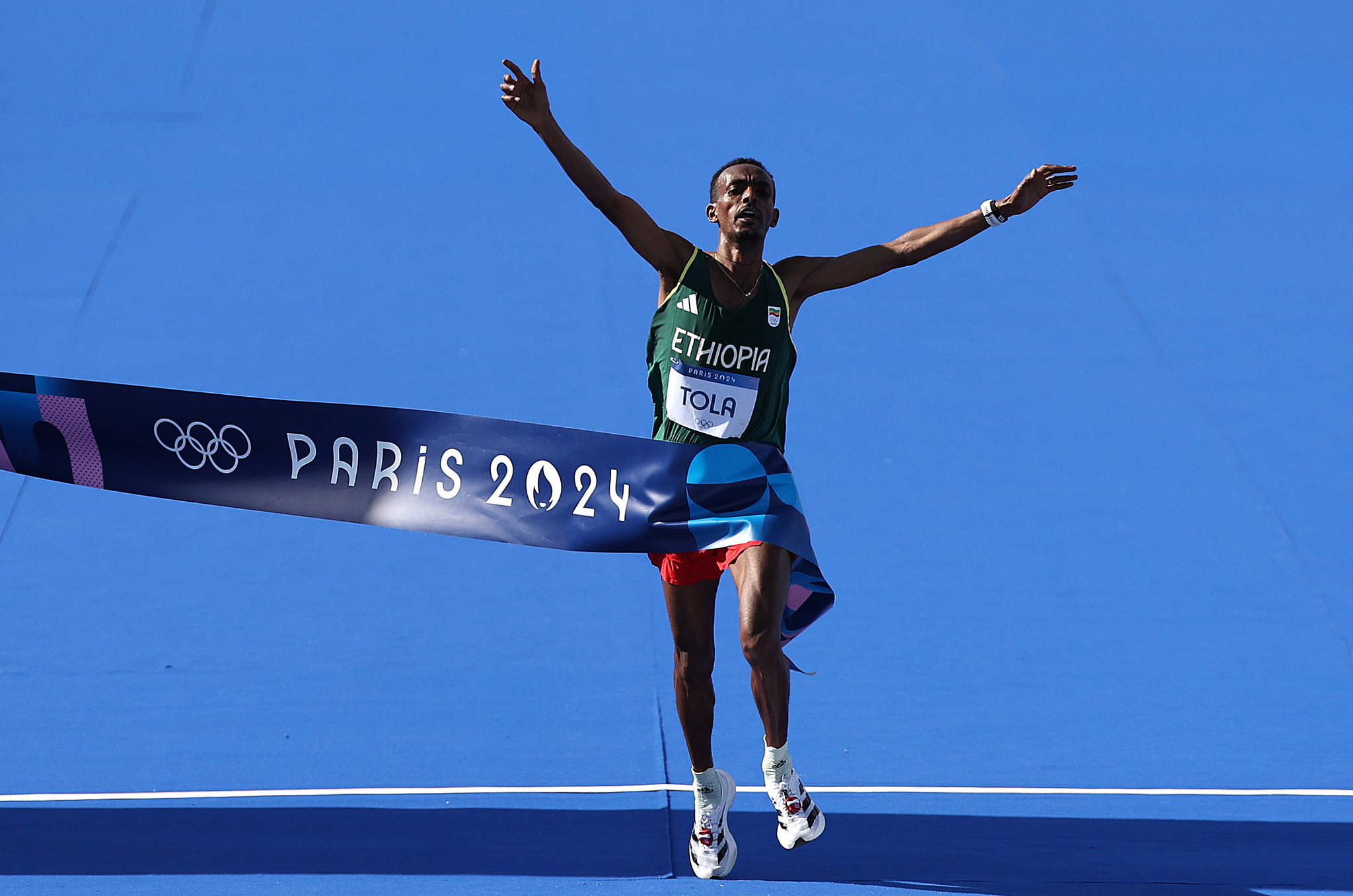 运动员在竞赛中散发出自信、坚毅与毅力