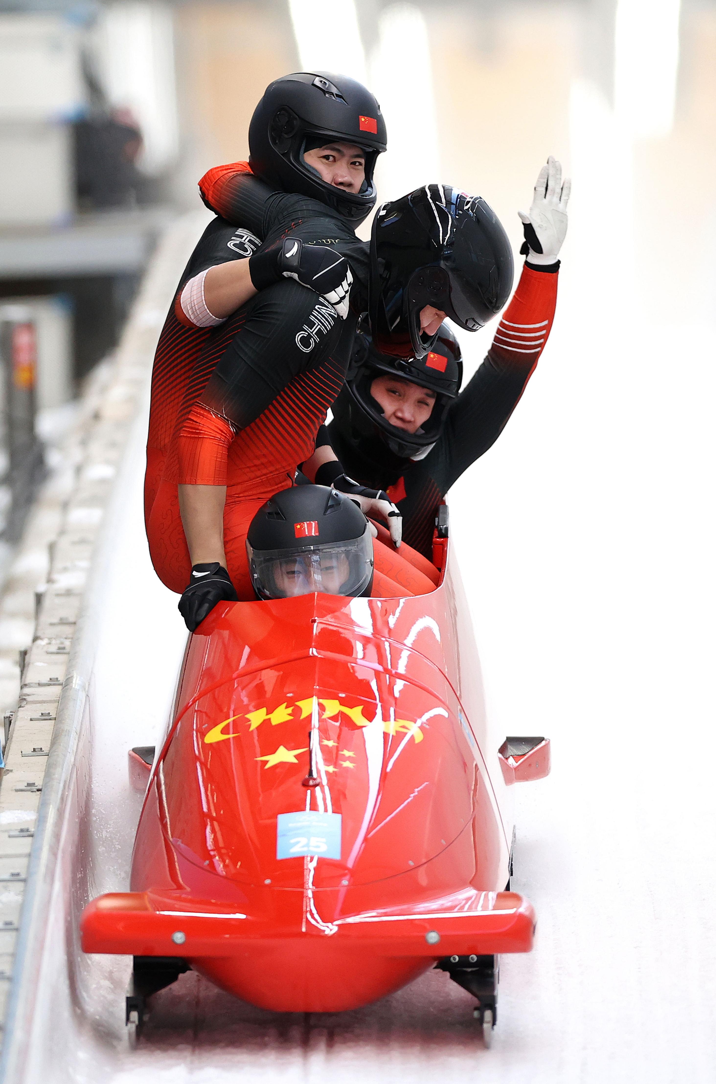 芬兰雪车选手在障碍赛中发挥出色