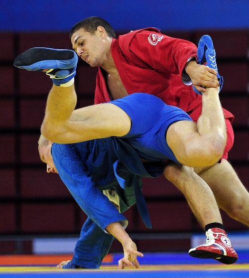 赛场上的对手展现出艰难抗衡之态